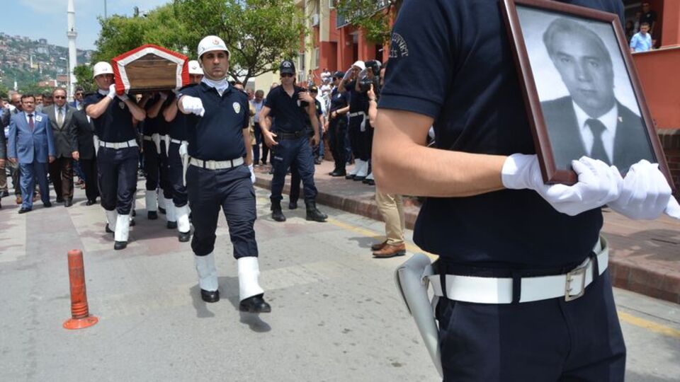 Cezaevi müdürüne kırmızı ışıkta suikast!