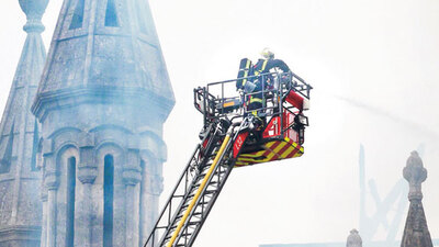 Tarihi bazilika saatlerce yandı