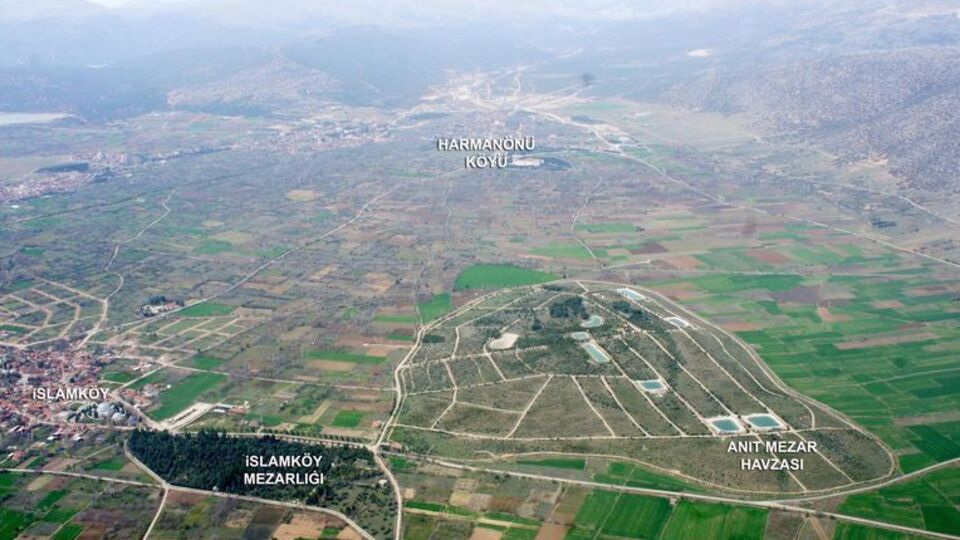 Kendisi için hazırlanan mezara bakıp...