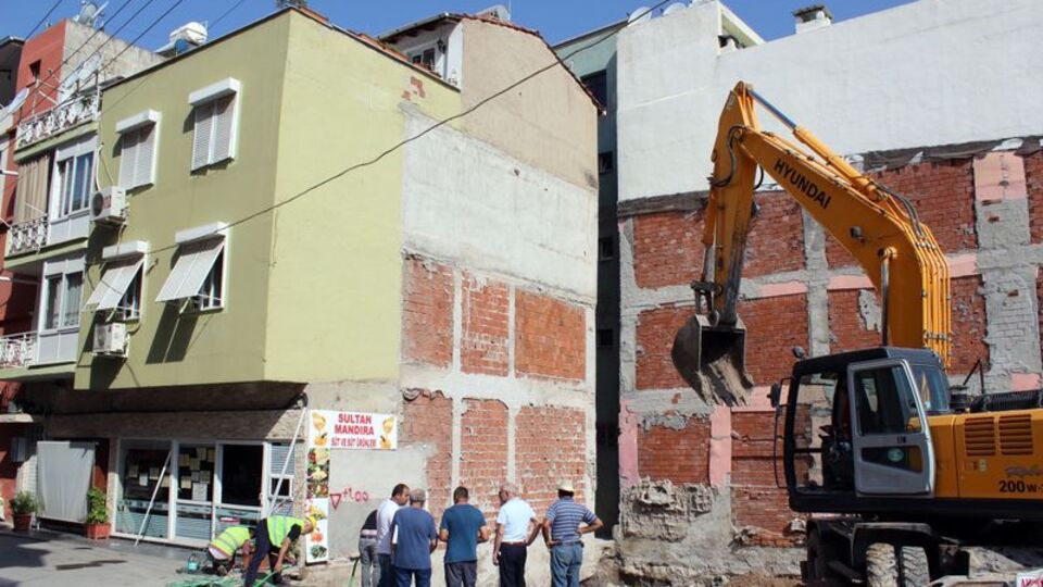 Çökme tehlikesi bulunan bina boşaltıldı