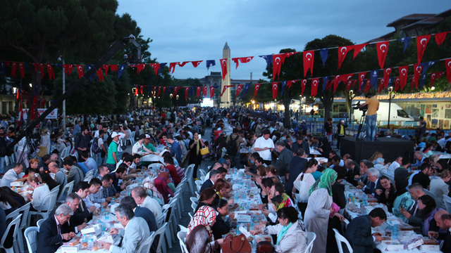 Sultanahmet Meydanı'nda 12 bin kişilik dev iftar buluşması