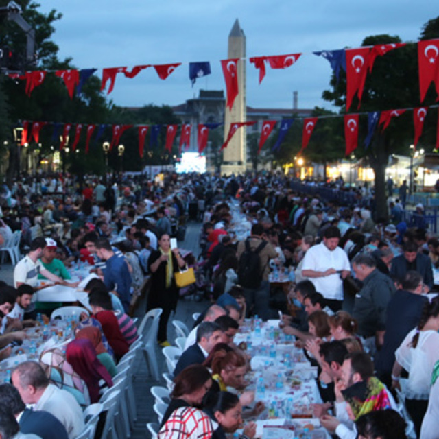 Sultanahmet Meydanı'nda 12 bin kişilik dev iftar buluşması