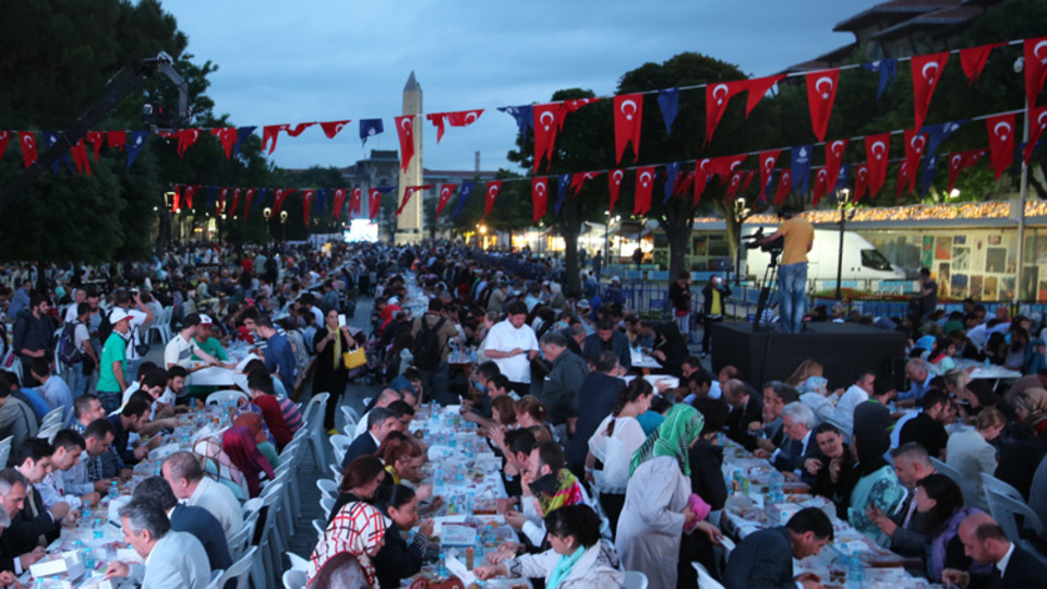 Sultanahmet Meydanı'nda 12 bin kişilik dev iftar buluşması
