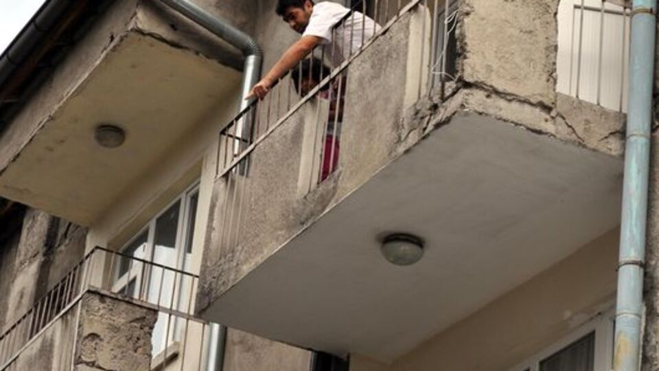 Öz kızını balkondan atmakla tehdit etti