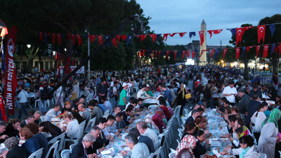 Sultanahmet Meydanı'nda 12 bin kişilik dev iftar buluşması