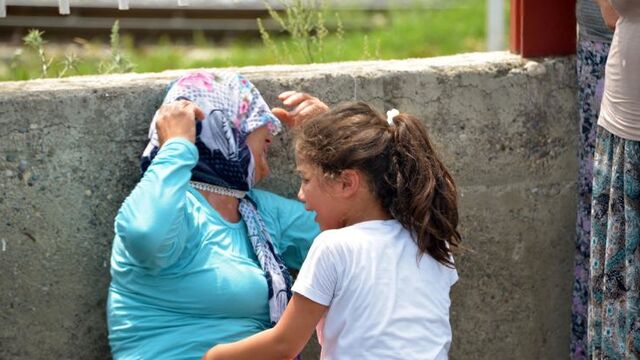 Topunu almak isterken kanala düştü