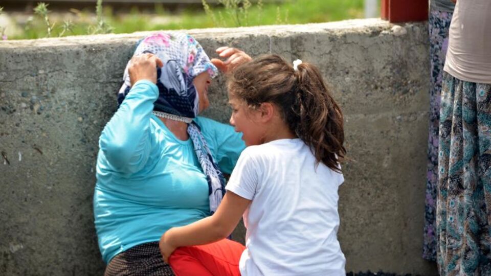 Topunu almak isterken kanala düştü