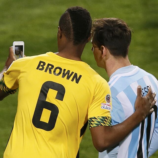 Messi ile sahada selfie çekti