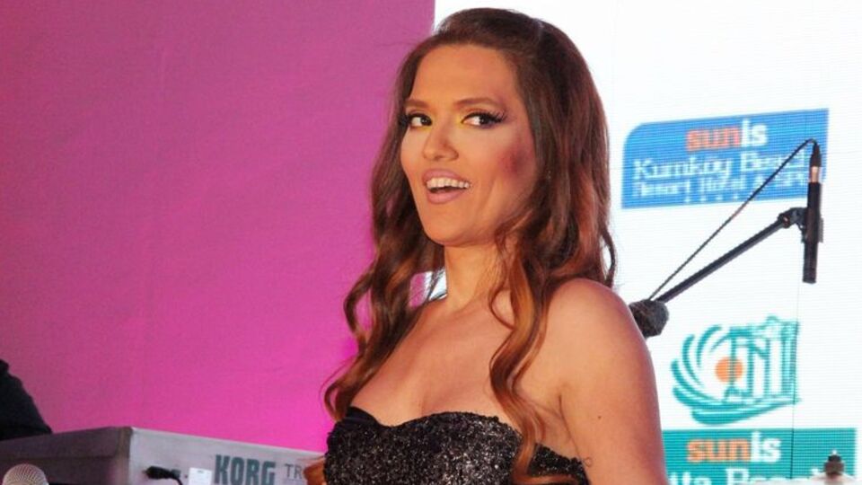 İmparator Demet Akalın'ı kalaylamış