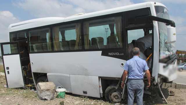 Adana'da yolcu midibüsü refüje çarptı