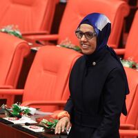 Ravza Kavakçı, ablasının başörtüsüyle Meclis'e geldi
