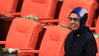 Ravza Kavakçı, ablasının başörtüsüyle Meclis'e geldi