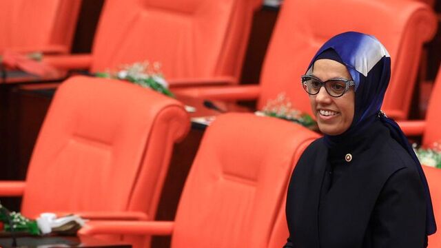 Ravza Kavakçı, ablasının başörtüsüyle Meclis'e geldi