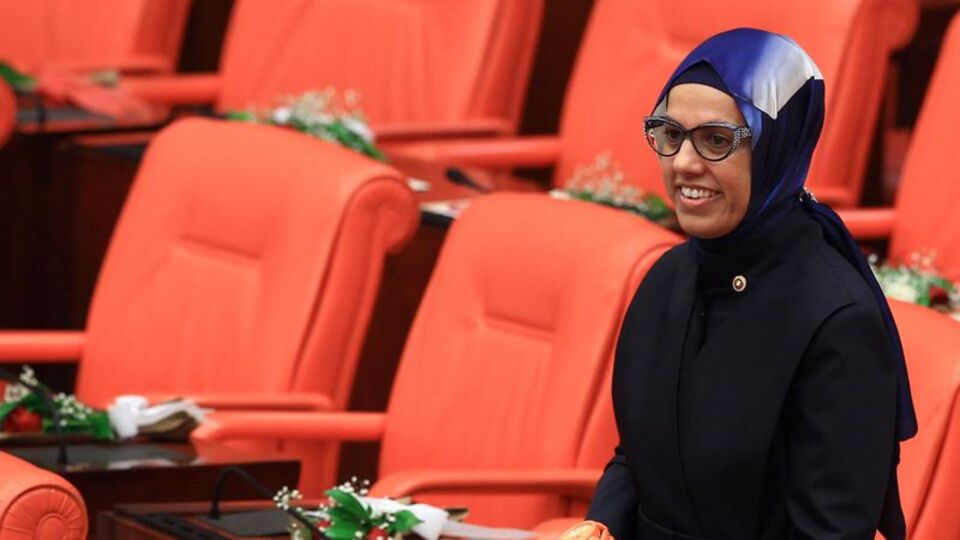 Ravza Kavakçı, ablasının başörtüsüyle Meclis'e geldi