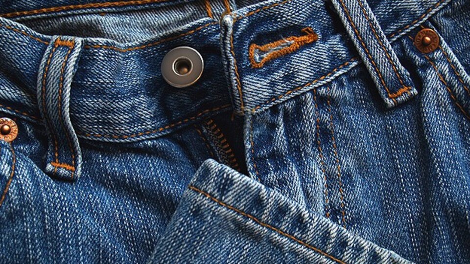 Dar kot giyen kadın hastaneye kaldırıldı