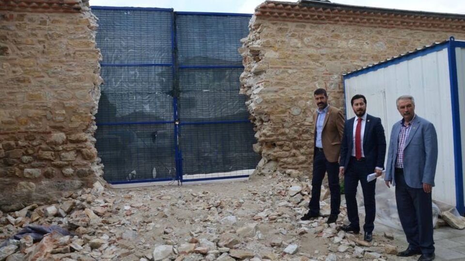 420 yıllık külliyenin duvarını bakın ne için yıktılar!