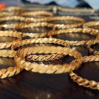 Yarım kiloluk altın çubukları bilezik gibi büküp satmış