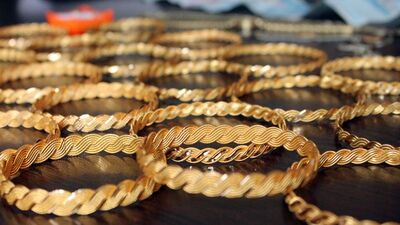 Yarım kiloluk altın çubukları bilezik gibi büküp satmış