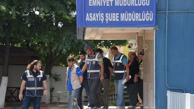 Çıplak fotoğraflı şantaj yapan çete yakalandı