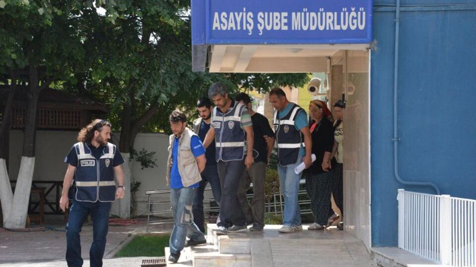 Çıplak fotoğraflı şantaj yapan çete yakalandı