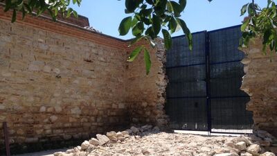 Davutoğlu'ndan Külliye duvarı yıkımına tepki