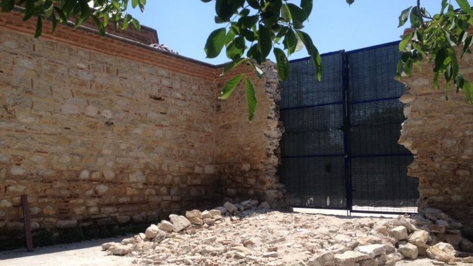 Davutoğlu'ndan Külliye duvarı yıkımına tepki