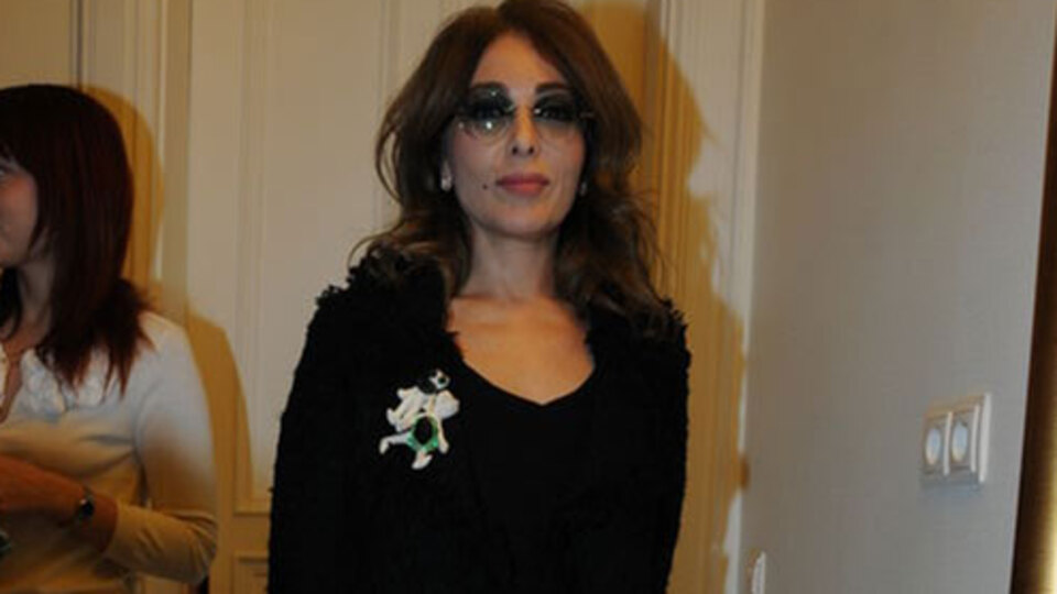 Saçını kestirmeye Londra'ya gidiyor