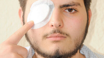 Beslediği karga gözünü oydu