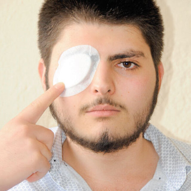 Beslediği karga gözünü oydu