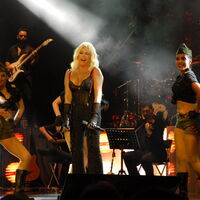 Süperstarın konserinde üzücü kaza!