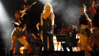 Süperstarın konserinde üzücü kaza!