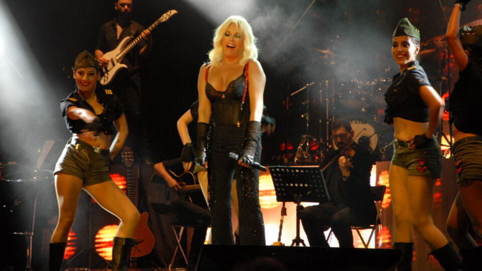 Süperstarın konserinde üzücü kaza!