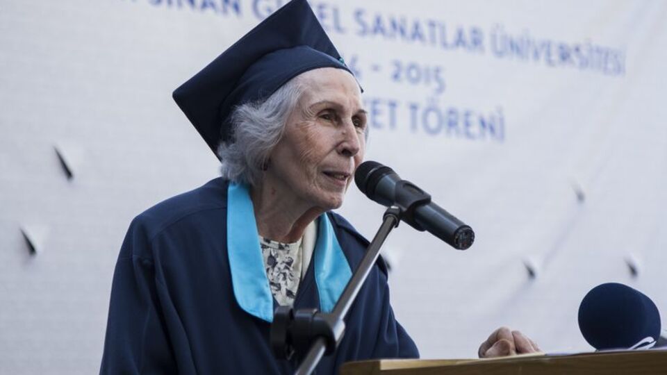 84'ünde kep fırlattı