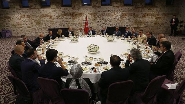 Başbakan Davutoğlu akademisyenlerle iftarda buluştu