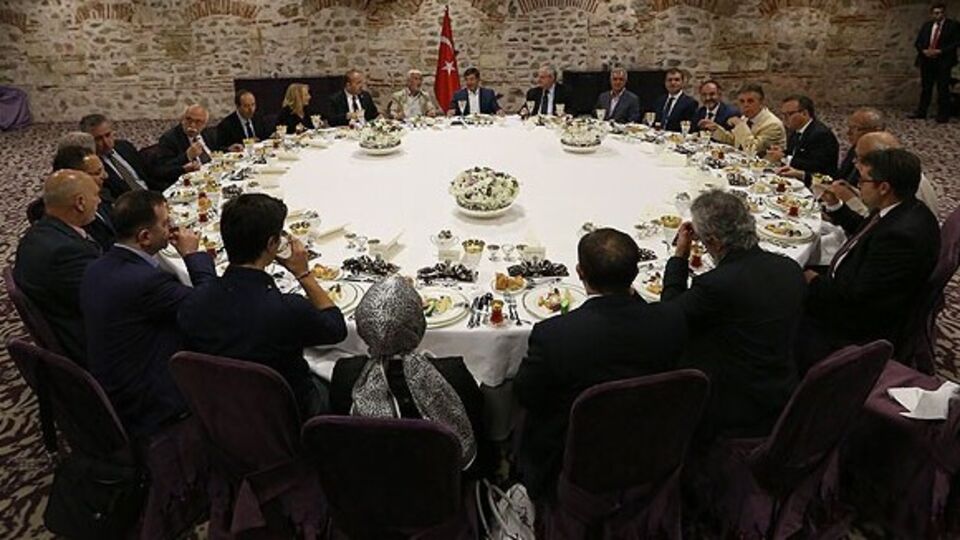 Başbakan Davutoğlu akademisyenlerle iftarda buluştu