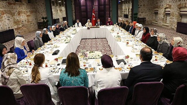 Davutoğlu kadın akademisyen ve yazarlarla iftarda buluştu