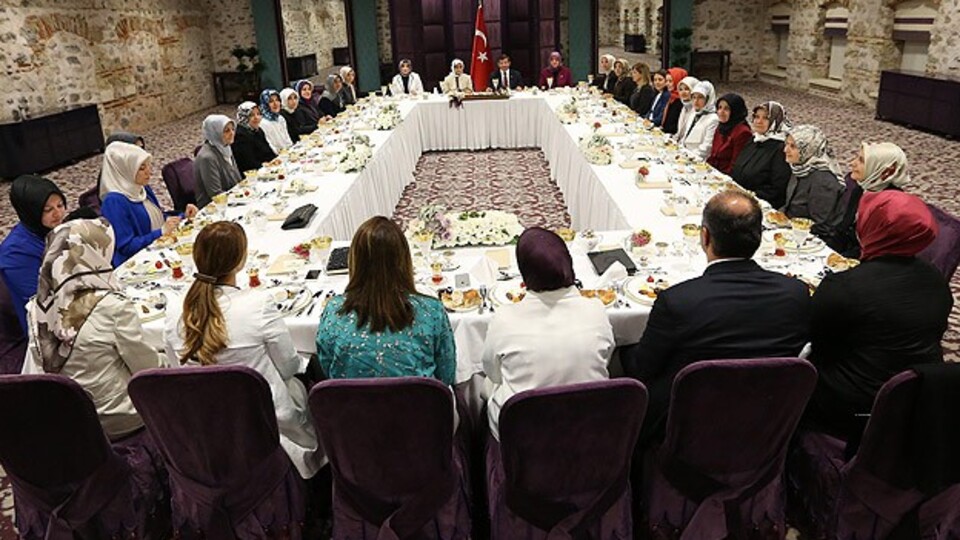 Davutoğlu kadın akademisyen ve yazarlarla iftarda buluştu
