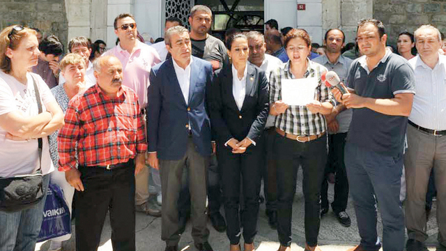 Darülaceze önünde mobbing eylemi