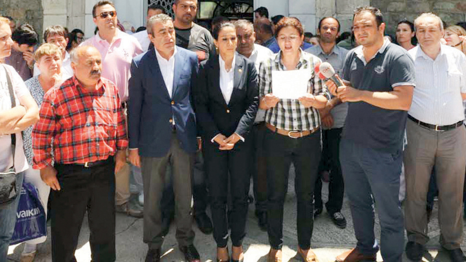 Darülaceze önünde mobbing eylemi