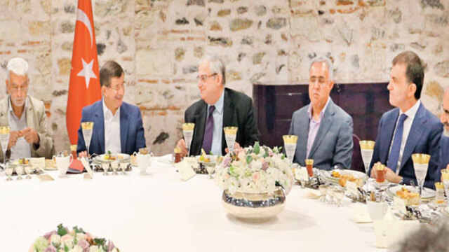 Davutoğlu: Bu beni kara kara düşündürüyor