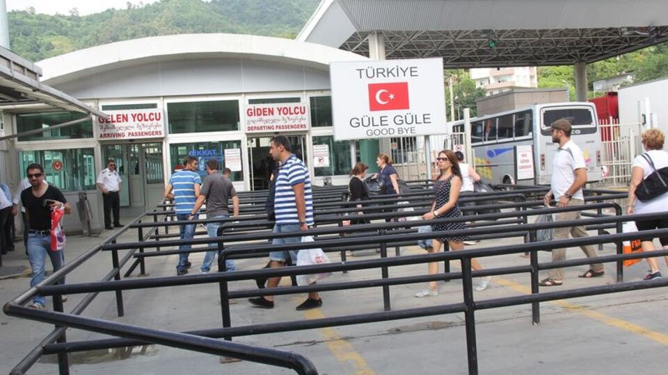 Sınır kapısına labirent yaptılar!