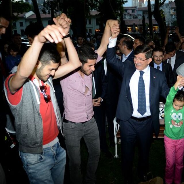 Başbakan Davutoğlu horon oynadı