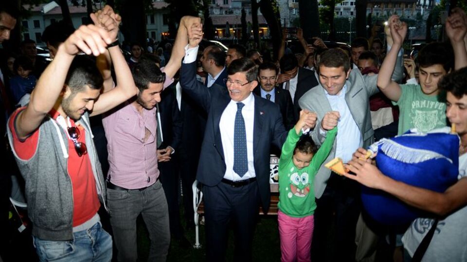 Başbakan Davutoğlu horon oynadı