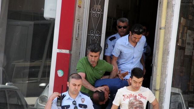 Bankaya girmeye çalışan kara çarşaflı iki erkek yakalandı