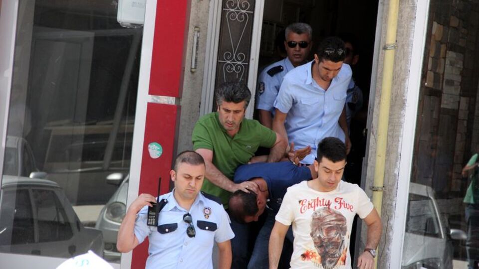 Bankaya girmeye çalışan kara çarşaflı iki erkek yakalandı