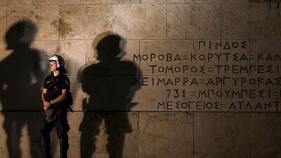 Yunanistan'da banka, süpermarket ve kamu binaları polis korumasına alındı