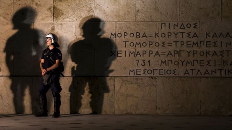 Yunanistan'da banka, süpermarket ve kamu binaları polis korumasına alındı