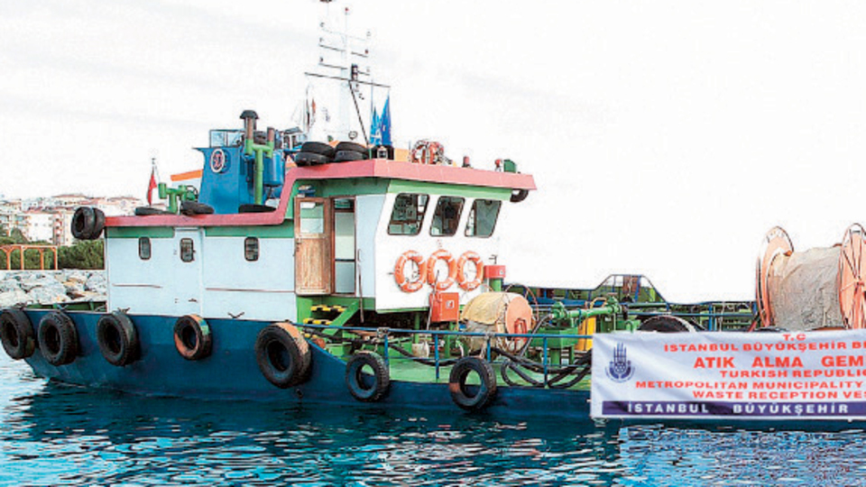 İBB gemilerden 1700 TIR dolusu atık topladı