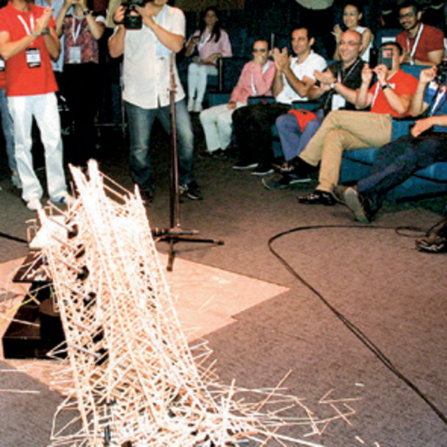 Maket binalar deprem testine zor dayandı