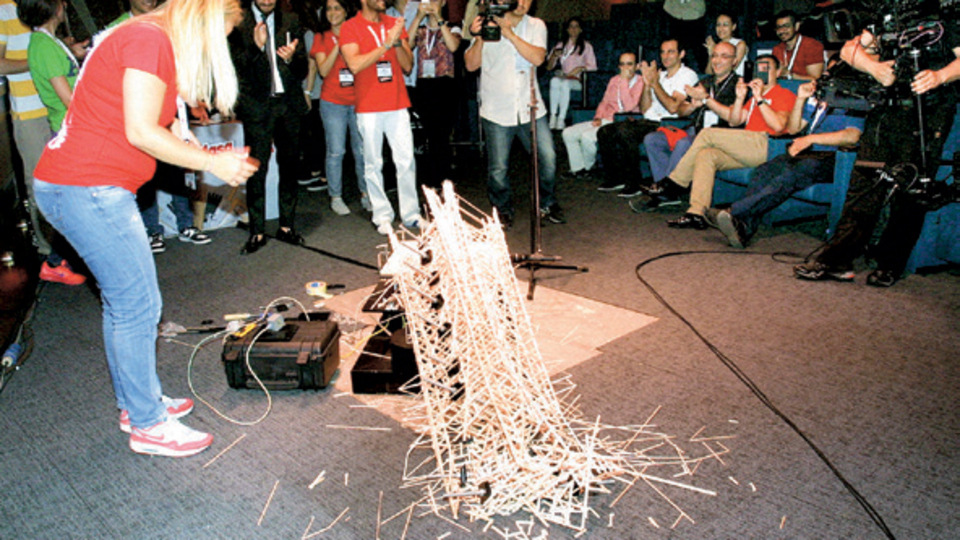 Maket binalar deprem testine zor dayandı